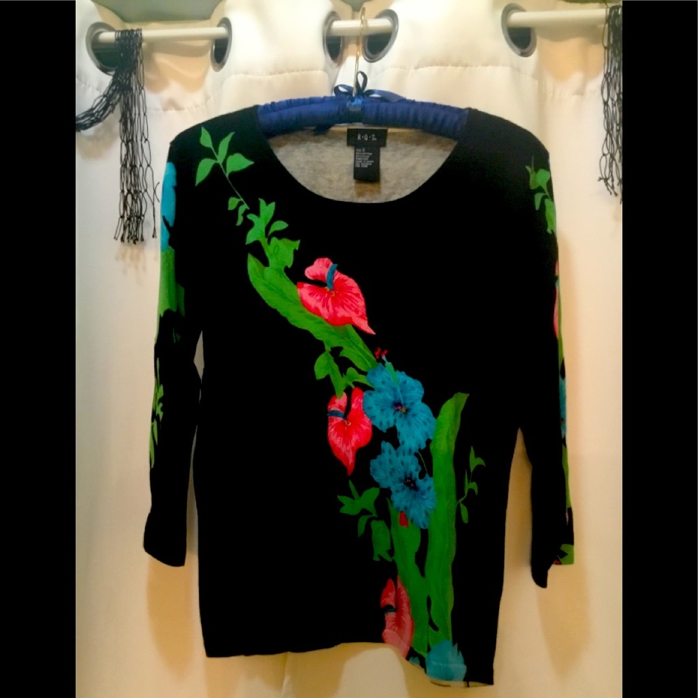 Summer sweater elegant floral design